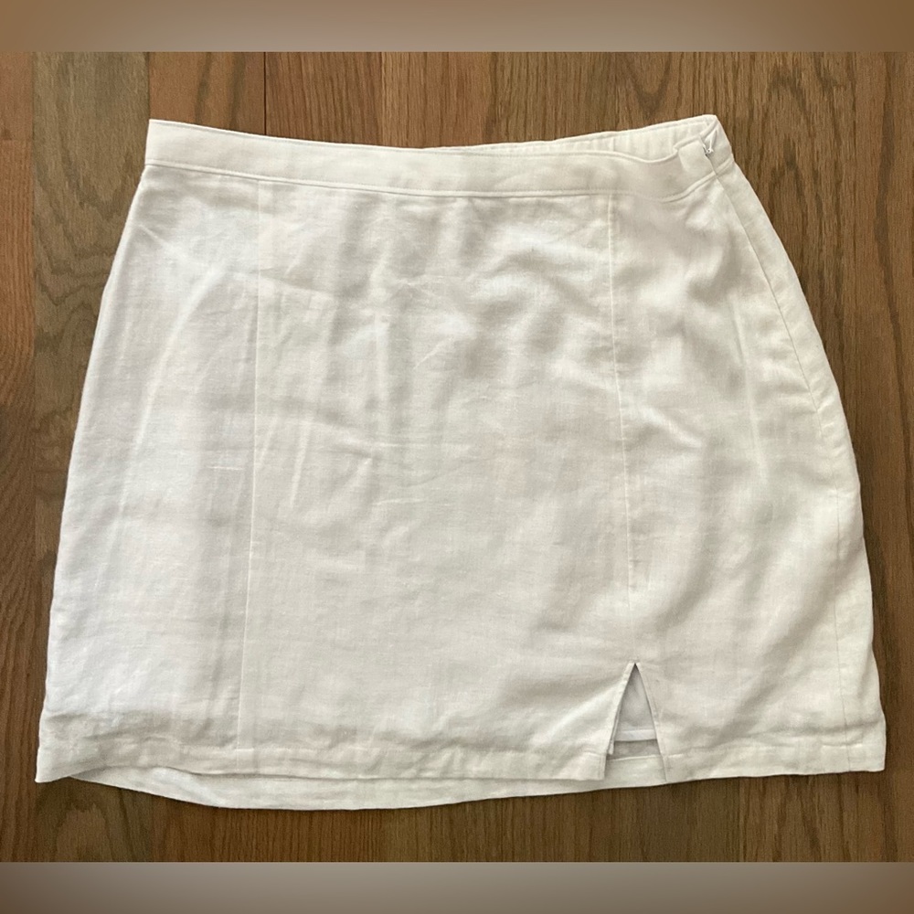 Abercrombie & Fitch White Mini Skirt with small Thigh Slit